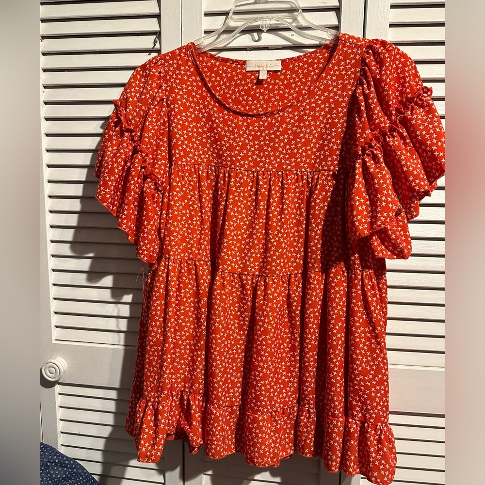 Hailey & Co Small oversized blouse. Floral and ruffles. Rust/burnt orange color